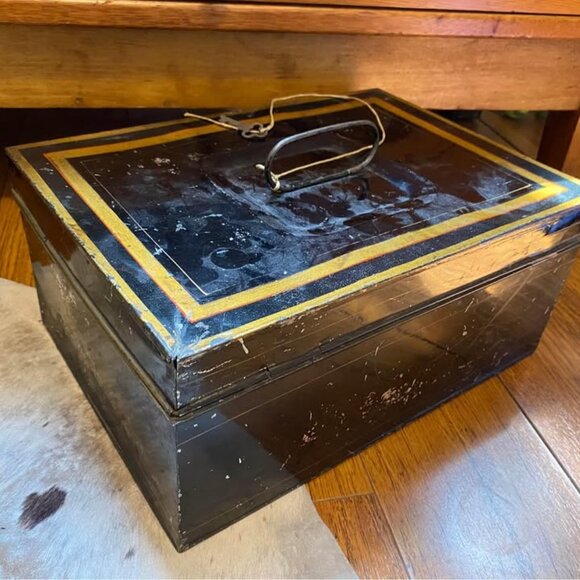 Vintage Bankers Cash Box with Key - Picture 2 of 4